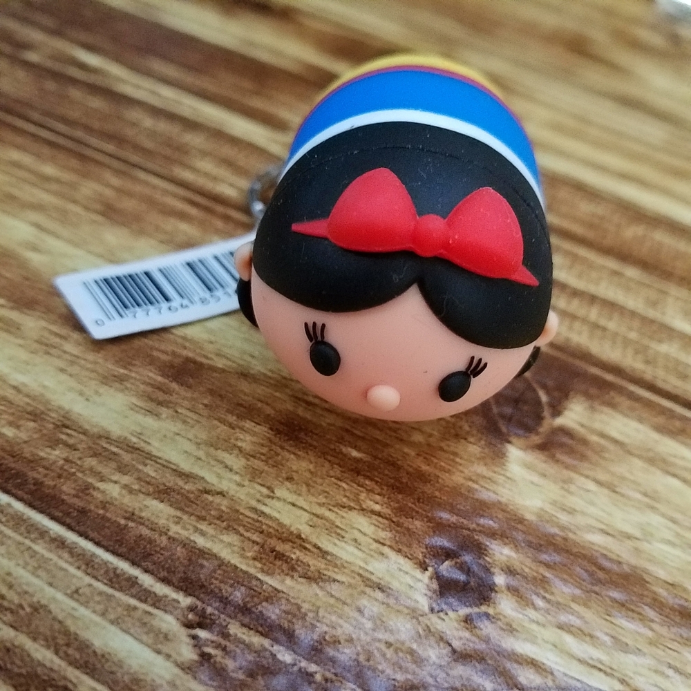 Disney Tsum Tsum Snow White Mystery Keychain Clip Purse Pal
